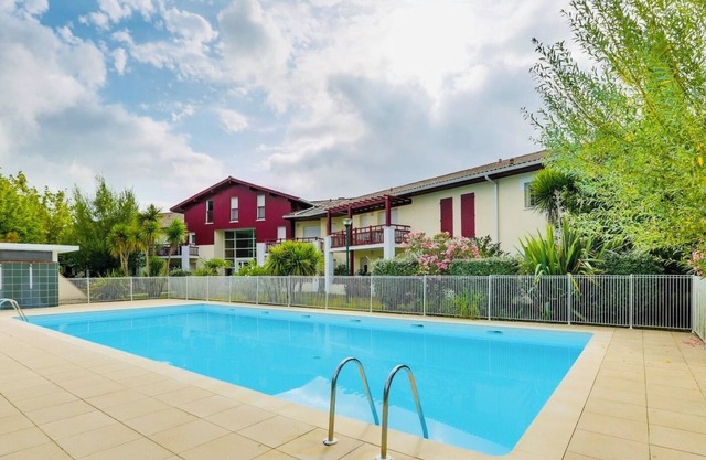 T2 in residence with swimming pool 15 min from the beaches