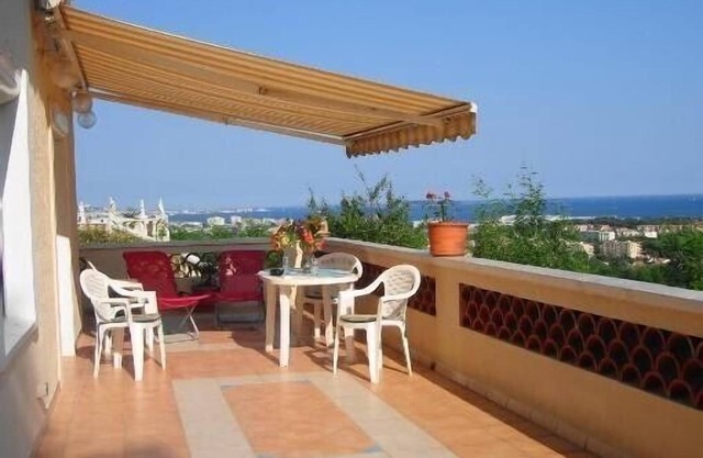 T2 in villa, panoramic sea view, large terrace, south-facing, quiet location