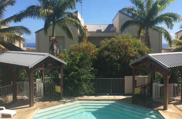 T2 luxury Saint Gilles baths with beautiful garden and pool view me