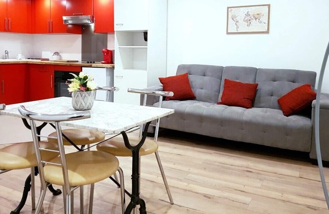 T2 with independent entrance on the ground floor with terrace overlooking wooded land