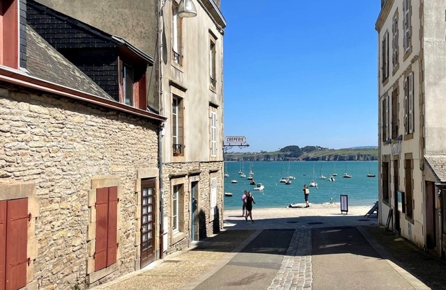 T3 elegant hyper center 50 m from the sea