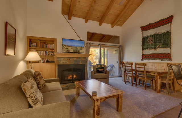 Tahoe Woods: 2 BR, 2 BA Townhouse in Carnelian Bay, Sleeps 8