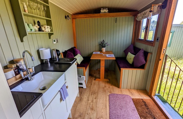 "Taid" shepherd's hut - Cwtch@Hafod, Shepherds hut