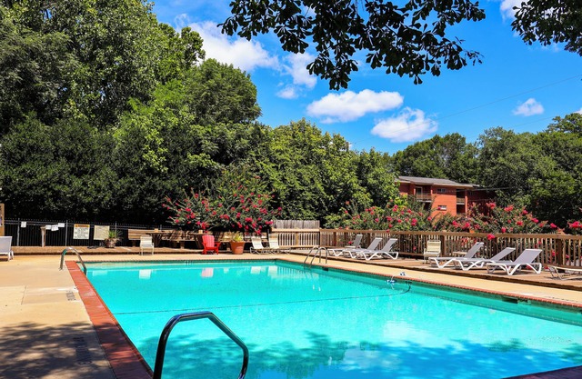 TAILGATE TERRACE! 2BR, 1 BA Condo-walking distance to downtown Athens & Stadium
