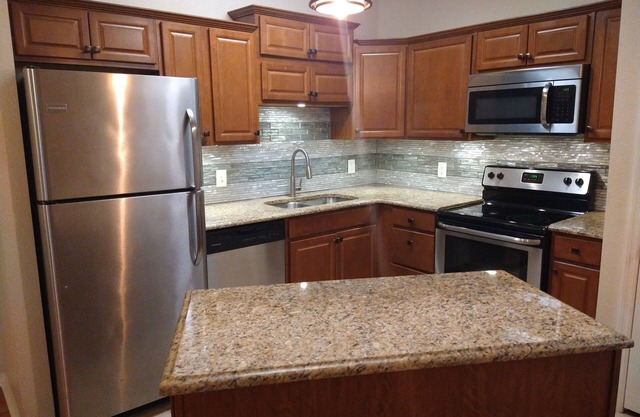 Tampa Bay Luxury Condo, Full Granite Tops, Best Beaches Nearby.
