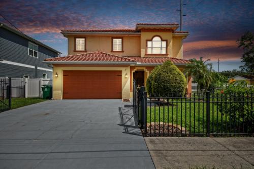 Tampa "Good Times" Private Large House With GameRoom - Sleeps 12, 4bdr, 3bth, Great Location, Quiet Community, Backyard