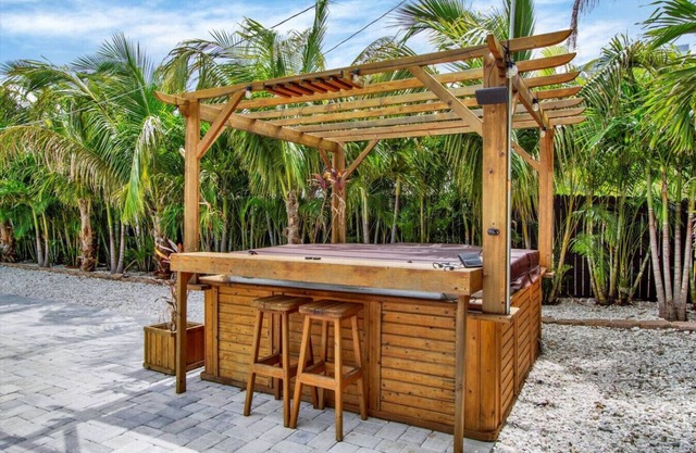 Tampa Oasis: Private Pool, Hot Tub, Sauna & Ponds