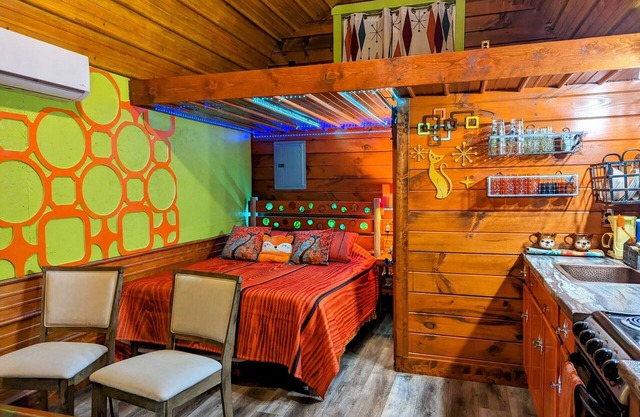 Tangerine Dreams cabin - Citrus + MidCenturyModern themed, Rockcastle River!