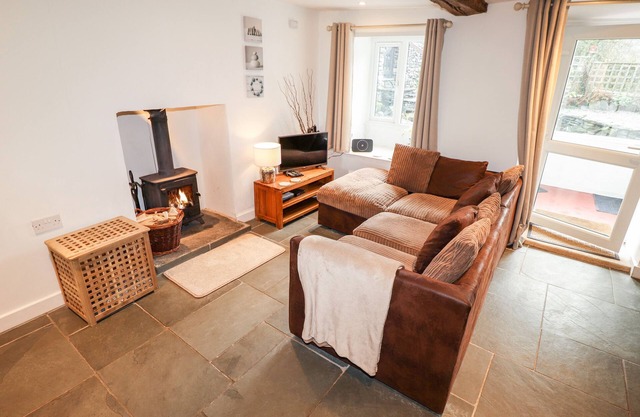 TANYARD COTTAGE, pet friendly, with open fire in Lakeside