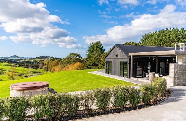Tara Crest - Large, stylish, sunny holiday home in a beautiful rural setting