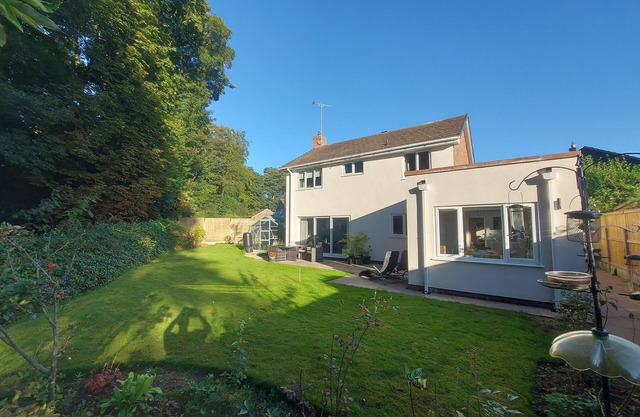 Tarporley home surrounded by the Cheshire Country side. Restaurants 5 mins walk.