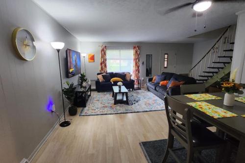 Tastefully Furnished 3bd @Euclid