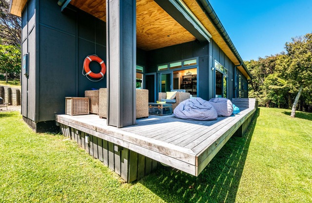 Te Kohanga (The Nest) with spa and FREE use of car*