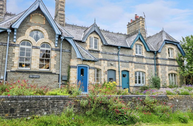 TEACHER'S COTTAGE, pet friendly, with open fire in Presteigne