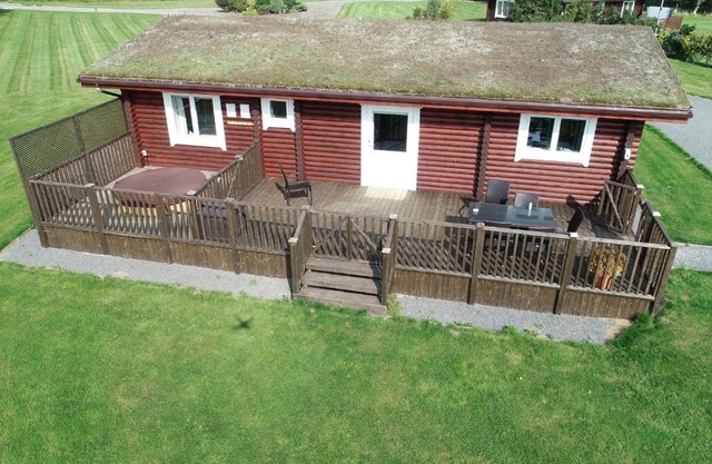 Teal Lodge - Nordic Log Cabin with private hot tub