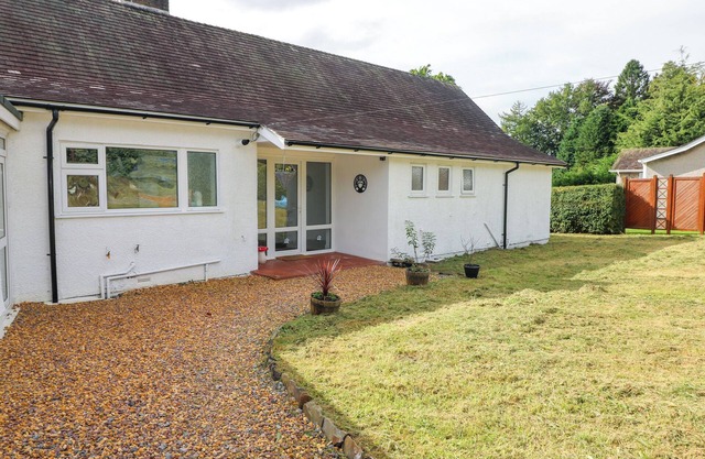 TEGFAN, pet friendly, with hot tub in Bridgend