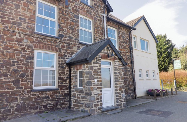 TEIFI VILLA, pet friendly, character holiday cottage in St Dogmaels