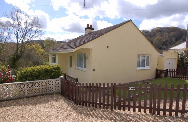 TEIGN VIEW, pet friendly, country holiday cottage in Lower Ashton