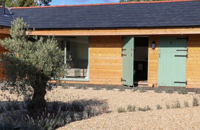 TEMPORALE - NO. 4, pet friendly, with a garden in Goring-On-Thames