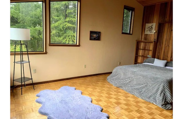 *Ten Trees* Cabin, Secluded, Near Redwood Parks