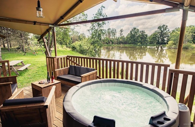 Tente lodge insolite Jacuzzi privatif en pleine nature
