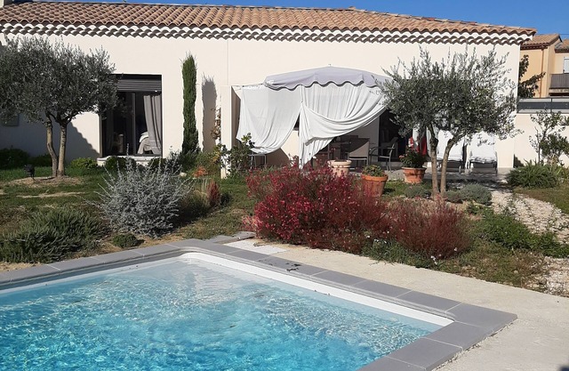 TERRACED HOUSE 50 M² GARDEN TERRACE, SWIMMING POOL, CENTER VAISON LA ROMAINE