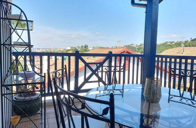 Terraced House with Private Garden, Beach and Shops Nearby