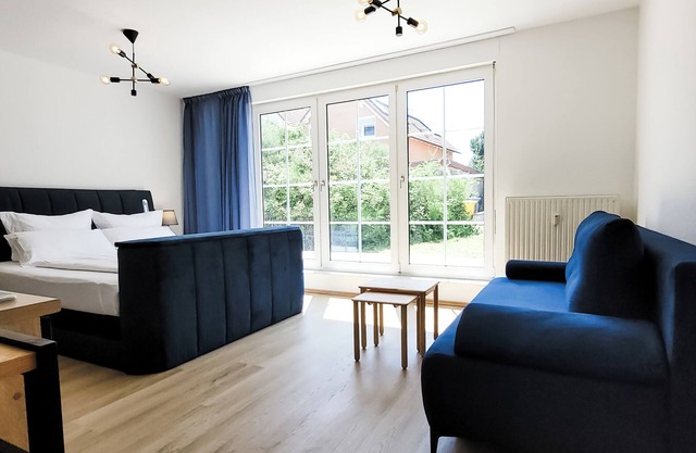 Terrasse - Parkplatz - TV im Boxspringbett - Küche