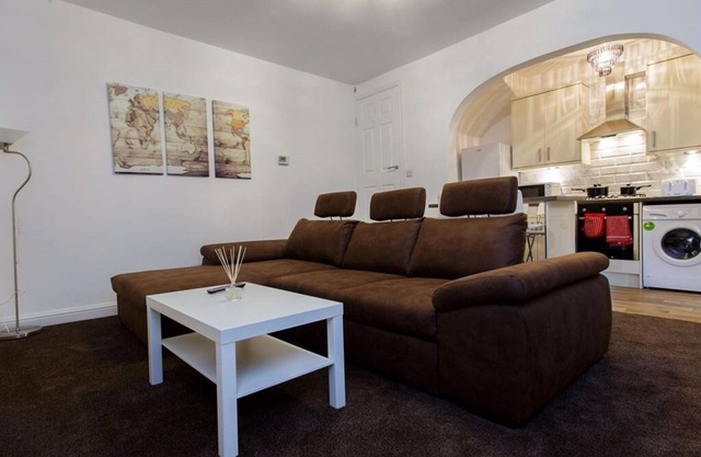 Terrific sleeps 7 close to central Leeds