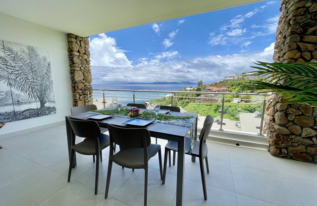 Tetavake Sunset, stunning 2 bedroom condo with Moorea view, pool and WiFi