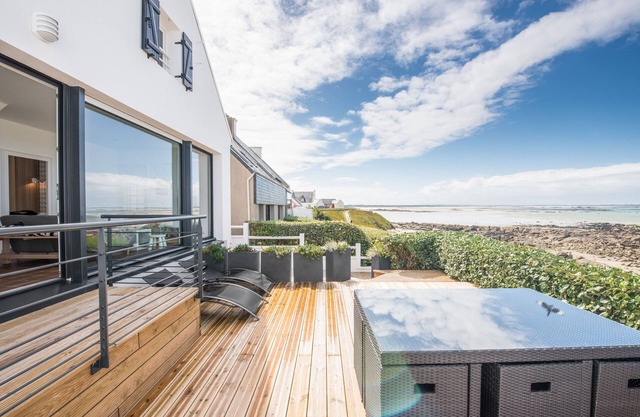 Tête-à-tête with the deep blue sea, direct access to the beach from the terrace ❤️