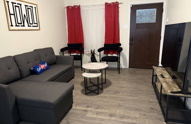 Texas Casa Gris> Cozy 2-bedroom house in San Antonio> AC,WiFi,BBQ,Laundry,PetFr.
