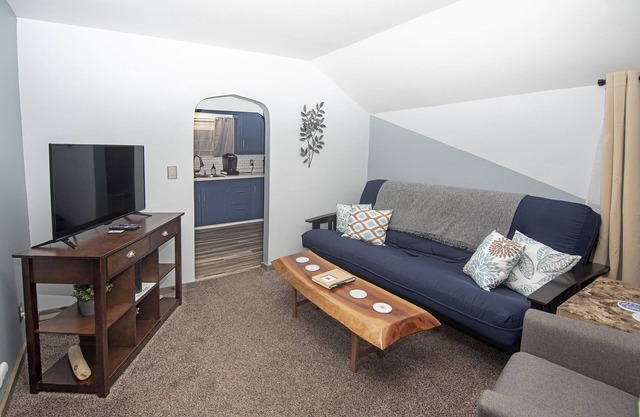 TH3-Updated Apartment Downtown Munising, Walk to Attractions & Lake Superior