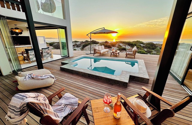 Thalassophile is a 4-bedroom house in St Helena Bay with direct Beach Access.