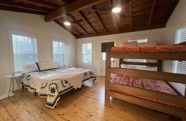 That Dam Cabin - Outdoor Living - Hot Tub, 65” TV, & Blackstone Griddle!