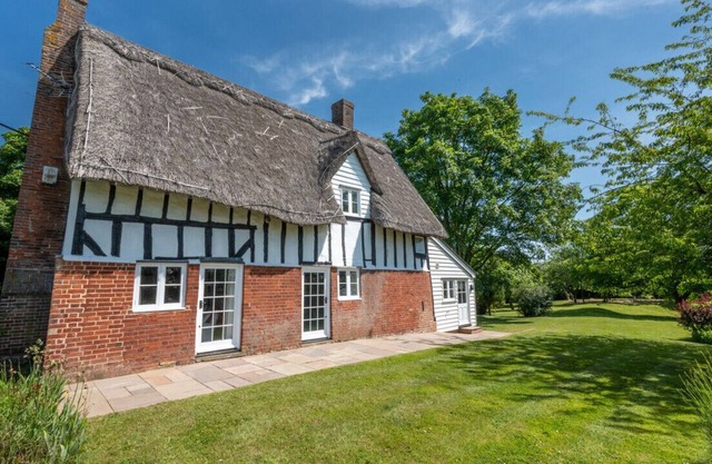 Thatched Cottage - Three Bedroom House, Sleeps 4