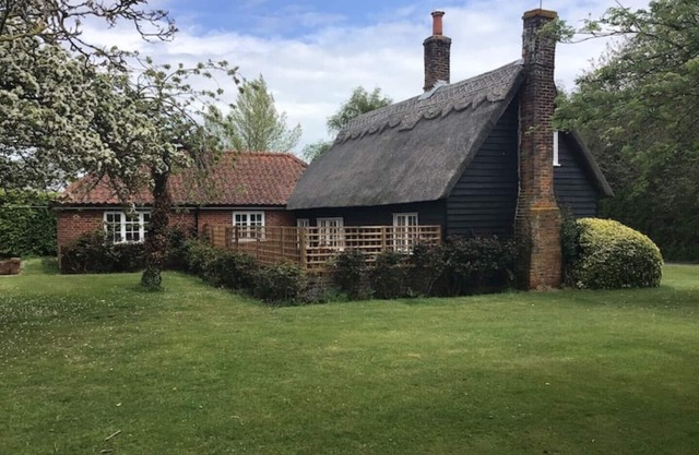Thatched cottage, Wix with Hot Tub a secluded countryside location