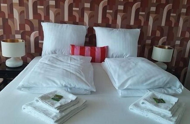 The 1-room apartment is located on the 2nd floor of our apartment house Haldesdorfer Straße and is 65 m2 big.
