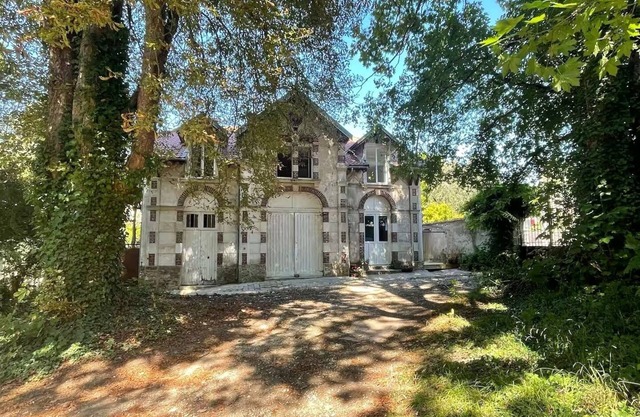 The 1900 Manor House