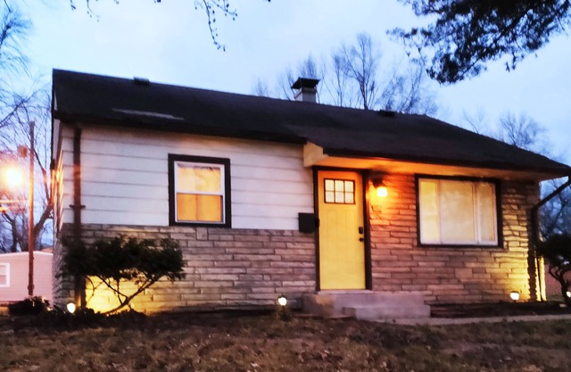 -The 1st Leg- Your Cozy Derby Cottage! 12 min to Churchill 1 min to I-65 3 beds