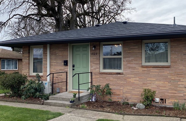 The 3 Oaks @ 1123 17th SE Salem by Salemstays.com