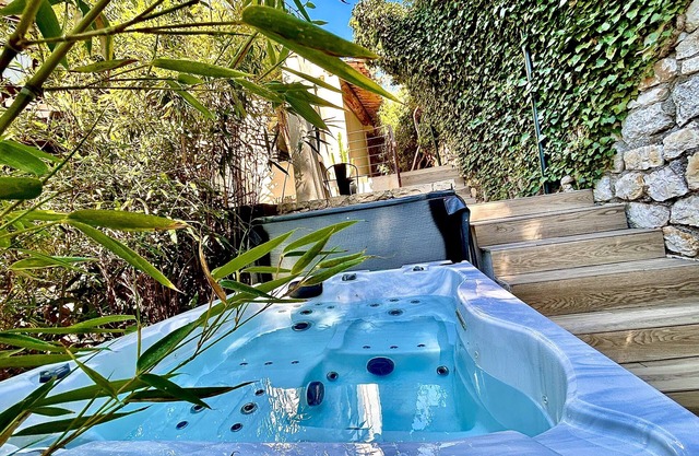 The Address Cassis