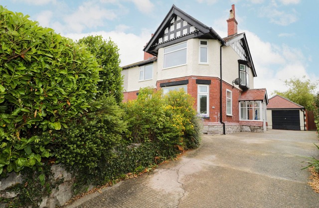 THE ANCHORAGE, pet friendly, character holiday cottage in Rhos-On-Sea