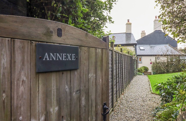 THE ANNEXE, pet friendly, with a garden in Sourton Down