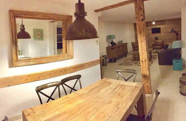 THE APARTMENT 'OF WINE - Interior Court