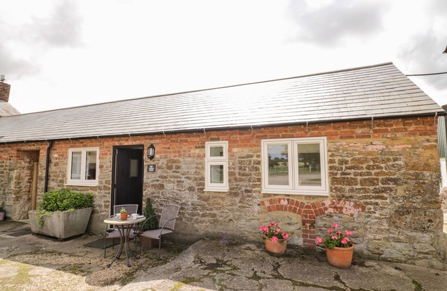 THE APPLE BARN, with a garden in Catesby