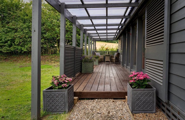 The Artist's Studio - a woodland lodge that sleeps 2 guests in 1 bedroom