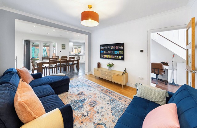 The Aviator | Modern Large 4 Bed Property | London | Mins From Heathrow