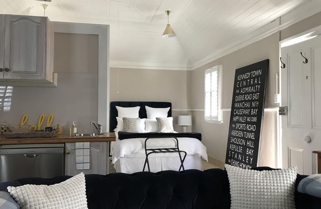 The Bakers Cottage - only a few minutes walk to pubs, restaurants & cafes