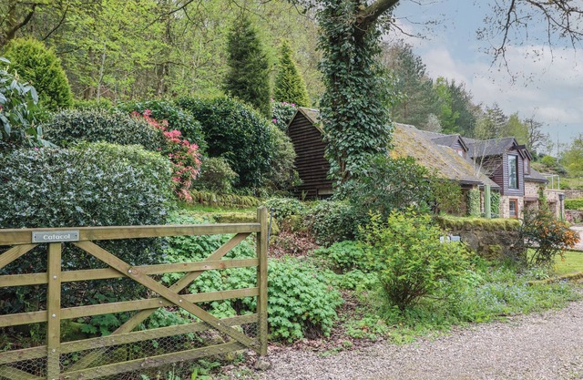 THE BARN AT CATACOL, romantic, with hot tub in Heage